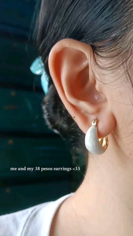 very classy ang atake ng earrings ?✨ #earrings #WhiteEarrings #womenaccessories #retroearrings #affordableearrings #fyp