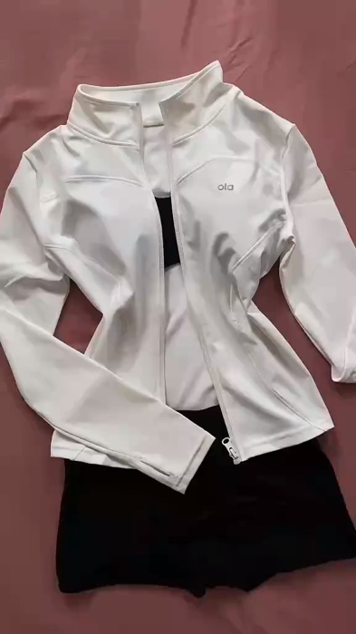 white sports jacket 🫣🤍 #FreeCoinsInShopeeVideo #MasMuraSaShopee #sportsjacket  #longsleeve #gymoutfit #activewear