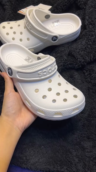 These are the easiest shoes to wear daily. #FreeCoinsInShopeeVideo #MasMuraSaShopee #foryoupage #foryou #fyp #crocs #clogs #classic #Fashion #trending