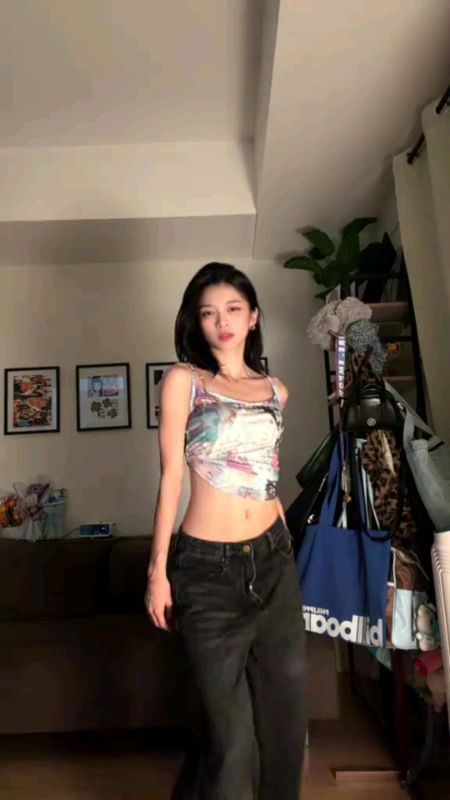 Rihanna? #tanktop #croptop #baggyjeans #jeans #baggypants